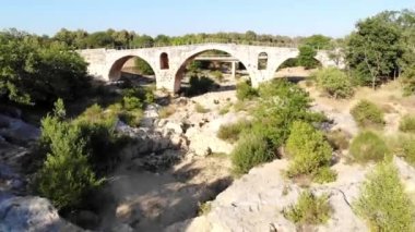 Julian köprüsü, Pont Julien 'in hava aracı görüntüsü, Roma taş kemer köprüsü, selvi ağaçları, zeytin ağaçları ve üzüm bağları Provence, Güney Fransa' da