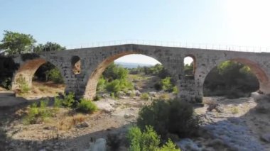 Julian köprüsü, Pont Julien 'in hava aracı görüntüsü, Roma taş kemer köprüsü, selvi ağaçları, zeytin ağaçları ve üzüm bağları Provence, Güney Fransa' da