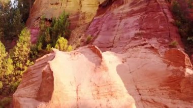 Roussillon, Provence, Fransa 'daki büyük deniz mavnası yatakları aracılığıyla ünlü Ochre yolu Sentier des Ocres' in hava aracı görüntüsü.
