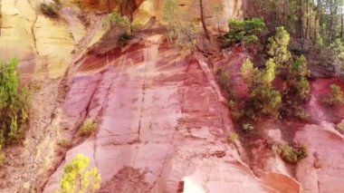 Roussillon, Provence, Fransa 'daki büyük deniz mavnası yatakları aracılığıyla ünlü Ochre yolu Sentier des Ocres' in hava aracı görüntüsü.