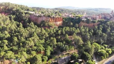 Roussillon, Provence, Fransa 'nın hava manzarası. Roussillon, köyü çevreleyen kilde bulunan büyük deniz tortusu yataklarıyla tanınır.