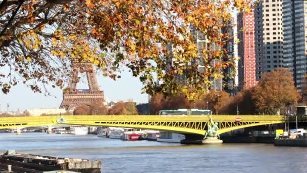 Vista Panorâmica Torre Eiffel Sobre Rio Sena Com Ponte Mirabeau — Vídeo de Stock