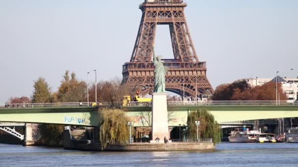 パリス フランス ヌーベル 2023 フランス パリの明るい秋の日にグレネル橋と自由の女神とセーヌ川の上のエッフェル塔 — ストック動画