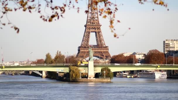 París Francia Noviembre 2023 Torre Eiffel Sobre Río Sena Con — Vídeos de Stock