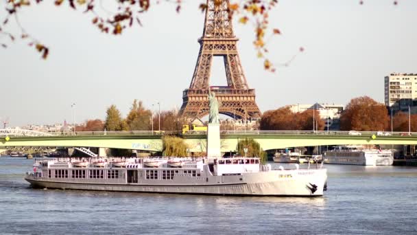 Paris France November 2023 Touristic Boat Floating Eiffel Tower Grenelle — Stock Video