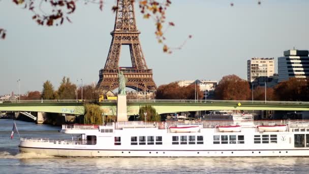 Paris França Novembro 2023 Barco Turístico Flutuando Perto Torre Eiffel — Vídeo de Stock
