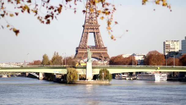 París Francia Noviembre 2023 Torre Eiffel Sobre Río Sena Con — Vídeos de Stock