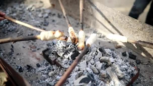 Děti Pečou Kroucený Chléb Klaccích Nad Táborákem Během Pikniku Lese — Stock video