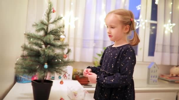 Adorabile Bambino Età Prescolare Decorazione Piccolo Albero Natale Con Giocattoli — Video Stock