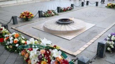 PARIS, FRANCE - 27 Kasım 2023: Bilinmeyen Asker 'in Mezarı' nın sonsuz alevi Paris, Fransa Zafer Kemeri altında Fransız bayrağı renginde çiçekler ve çelenklerle çevrili