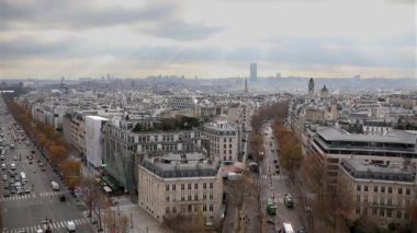 Paris, Fransa 'nın sonbahar günü Foch Bulvarı' ndaki panoramik manzarası