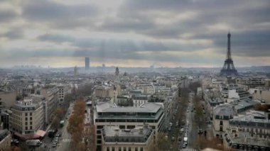 Paris, Fransa 'nın havadan panoramik manzarası. Eyfel kulesi, çarpıcı bir gökyüzü ve sonbahar gününde güneş ışınları.