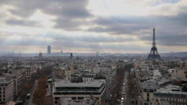 Paris, Fransa 'nın havadan panoramik manzarası. Eyfel kulesi, çarpıcı bir gökyüzü ve sonbahar gününde güneş ışınları.