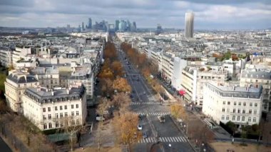 Paris, Fransa 'nın havadan panoramik manzarası Grande Armee Bulvarı ve La Defense ile sonbahar günü