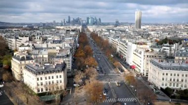 Paris, Fransa 'nın havadan panoramik manzarası Grande Armee Bulvarı ve La Defense ile sonbahar günü