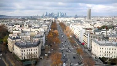Paris, Fransa 'nın havadan panoramik manzarası Grande Armee Bulvarı ve La Defense ile sonbahar günü