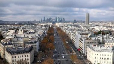 Paris, Fransa 'nın havadan panoramik manzarası Grande Armee Bulvarı ve La Defense ile sonbahar günü