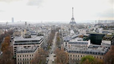 Paris, Fransa 'nın havadan panoramik manzarası. Eyfel kulesi, çarpıcı bir gökyüzü ve sonbahar gününde güneş ışınları.