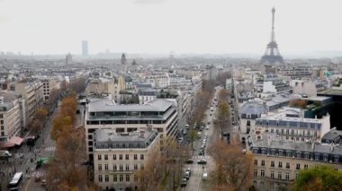 Paris, Fransa 'nın havadan panoramik manzarası. Eyfel kulesi, çarpıcı bir gökyüzü ve sonbahar gününde güneş ışınları.
