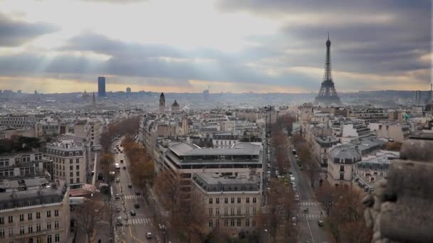 Панорамный Вид Париж Франция Эйфелевой Башней Впечатляющим Небом Солнечными Лучами — стоковое видео
