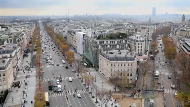 パリの空中パノラマの街並み 秋の日にシャンゼリゼ通りとフランス — ストック動画