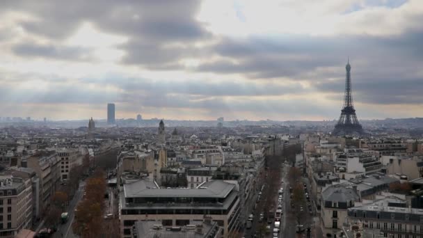 Panoramiczny Widok Paryż Francja Wieżą Eiffla Dramatycznym Niebem Promieniami Słońca — Wideo stockowe