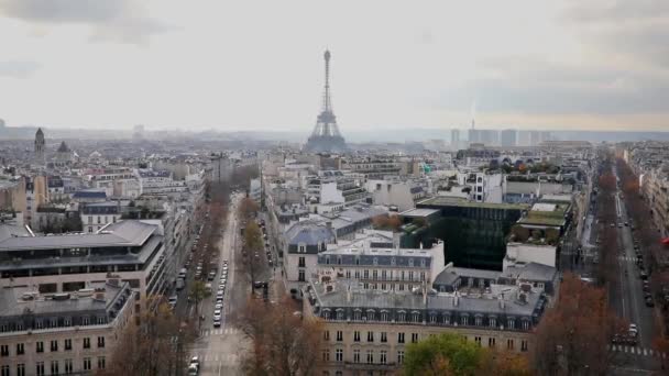 法国巴黎的空中全景全景 秋天的日子里 埃菲尔铁塔的天空和太阳光壮观极了 — 图库视频影像