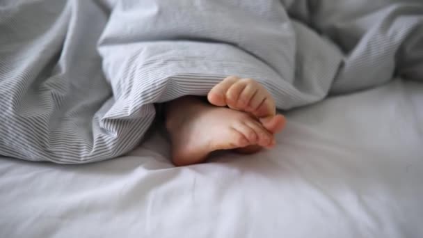 Pequeños Pies Niños Cama Cubiertos Con Manta Niño Durmiendo Una — Vídeos de Stock