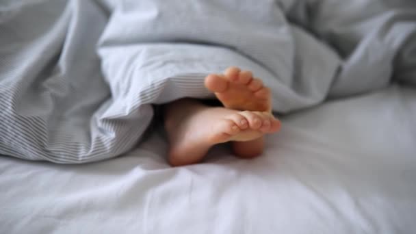 Małe Dziecięce Nóżki Łóżku Pokryte Kocem Dzieciak Śpi Wygodnym Łóżku — Wideo stockowe
