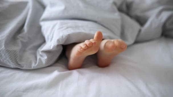Μικρά Παιδικά Πόδια Στο Κρεβάτι Καλυμμένα Κουβέρτα Παιδί Κοιμάται Άνετο — Αρχείο Βίντεο