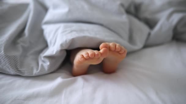 Μικρά Παιδικά Πόδια Στο Κρεβάτι Καλυμμένα Κουβέρτα Παιδί Κοιμάται Άνετο — Αρχείο Βίντεο