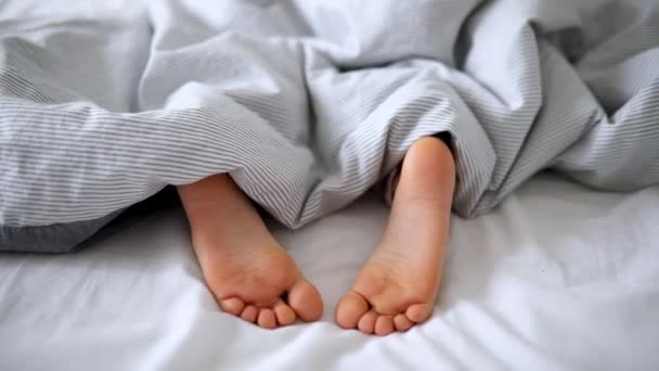 Chladné Nohy Posteli Přikryté Přikrývkou Ten Kluk Spí Pohodlné Posteli — Stock video