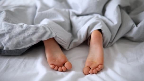 Små Barnfötter Sängen Täckta Med Filt Ungen Sover Bekväm Säng — Stockvideo