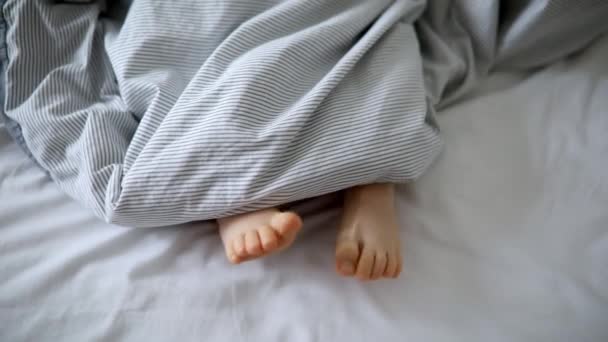 Små Barnfötter Sängen Täckta Med Filt Ungen Sover Bekväm Säng — Stockvideo