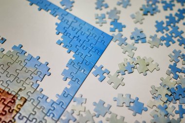 Yapboz parçaları birleştiriliyor, eğlenceli aile aktiviteleri