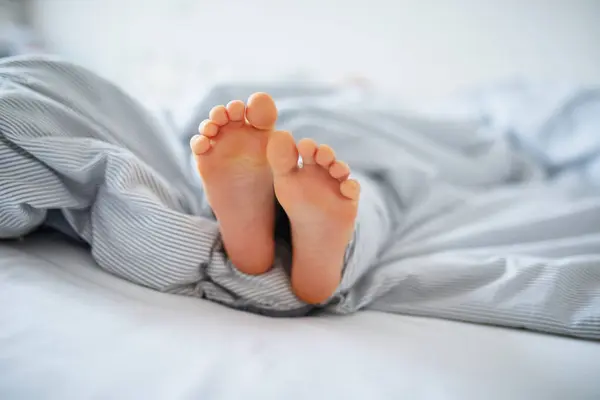 Små Barnfötter Sängen Täckta Med Filt Ungen Sover Bekväm Säng — Stockfoto