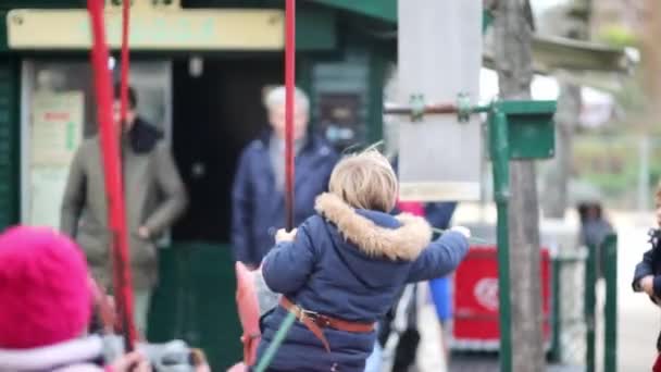 Niños Caballos Carrusel Tradicional Parisino Donde Los Niños Tienen Que — Vídeos de Stock