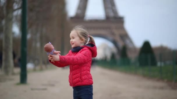 Imádnivaló Óvodás Lány Egy Babával Eiffel Torony Előtt Párizsban Franciaországban — Stock videók