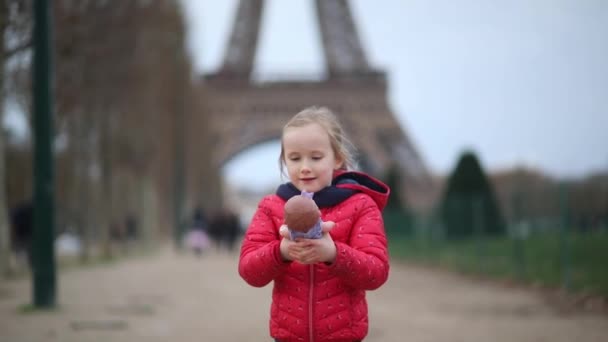 フランス パリのエッフェル塔の前に人形を持つ愛らしい幼稚園の少女 — ストック動画