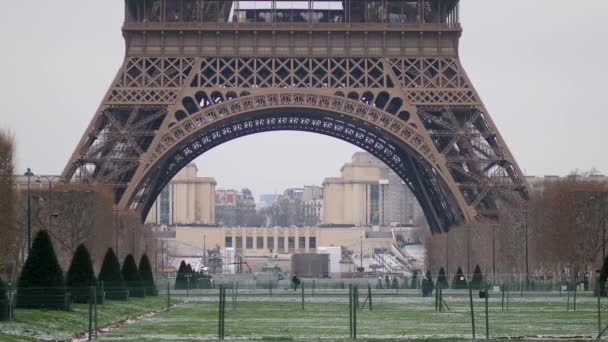 Uitzicht Eiffeltoren Een Besneeuwde Dag Dunne Laag Sneeuw Grond Ongewone — Stockvideo