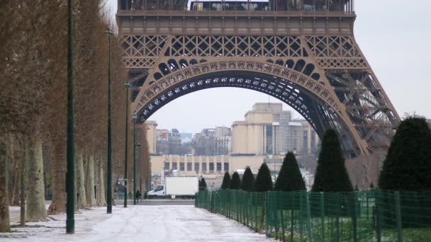 Szcenírozott Kilátás Eiffel Toronyra Egy Havas Napon Vékony Hóréteg Földön — Stock videók