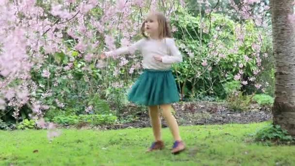 Urocza Przedszkolanka Ciesząca Się Pięknym Wiosennym Dniem Parku Podczas Sezonu — Wideo stockowe