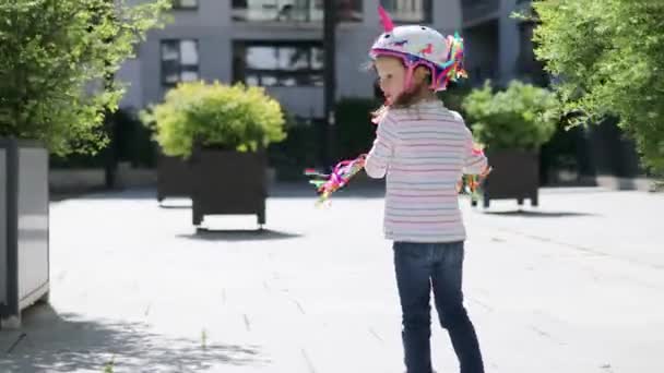 Adorable Fille Âge Préscolaire Chevauchant Son Scooter Dans Parc Ville — Video