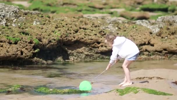 Rozkošná Školačka Hrající Sólovou Sítí Pláži Pobřeží Atlantiku Bretaň Francie — Stock video