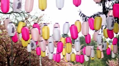 SCEAUX, FRANCE - 18 Nisan 2022: Parktaki renkli Çin kağıt fenerleri