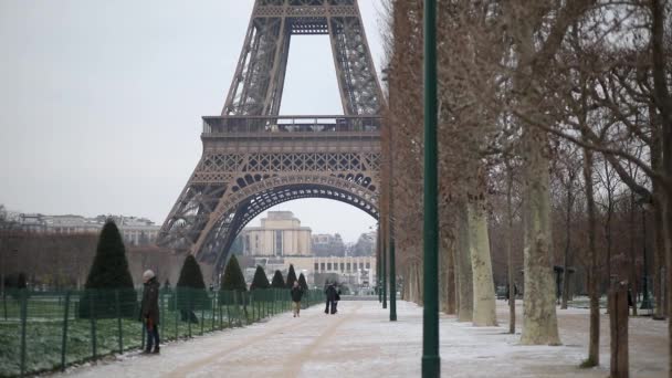 Widok Wieżę Eiffla Śnieżny Dzień Cienka Warstwa Śniegu Ziemi — Wideo stockowe