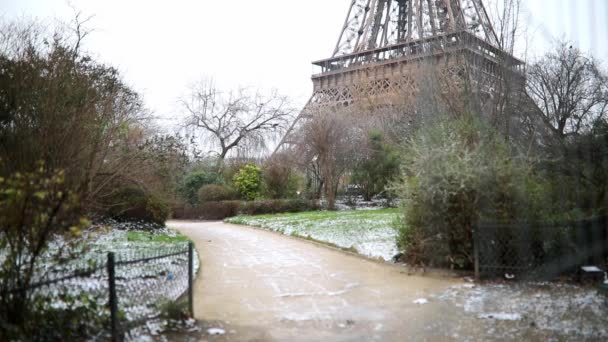 Scénický Výhled Eiffelovu Věž Sněhového Dne Tenká Vrstva Sněhu Zemi — Stock video