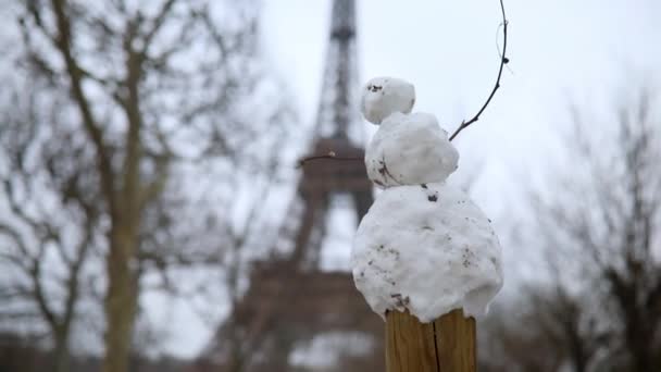 Śmieszny Mały Bałwan Wieża Eiffla Dzień Ciężkim Śniegiem — Wideo stockowe