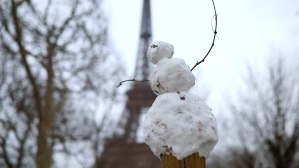 Смішний Маленький Сніговик Ейфелева Вежа День Сильним Снігом — стокове відео