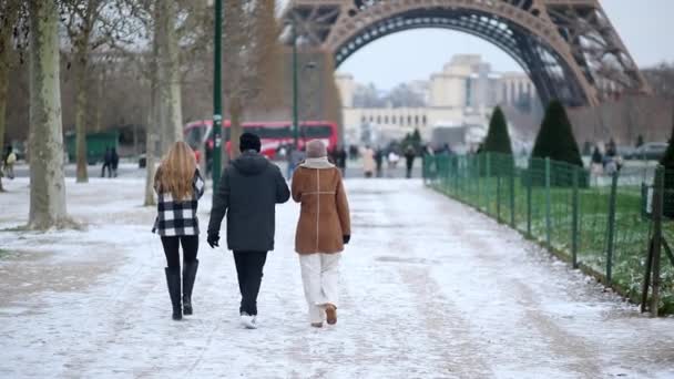 Люди Пройшли Через Ейфелеву Вежу Парижі Сніжний День — стокове відео